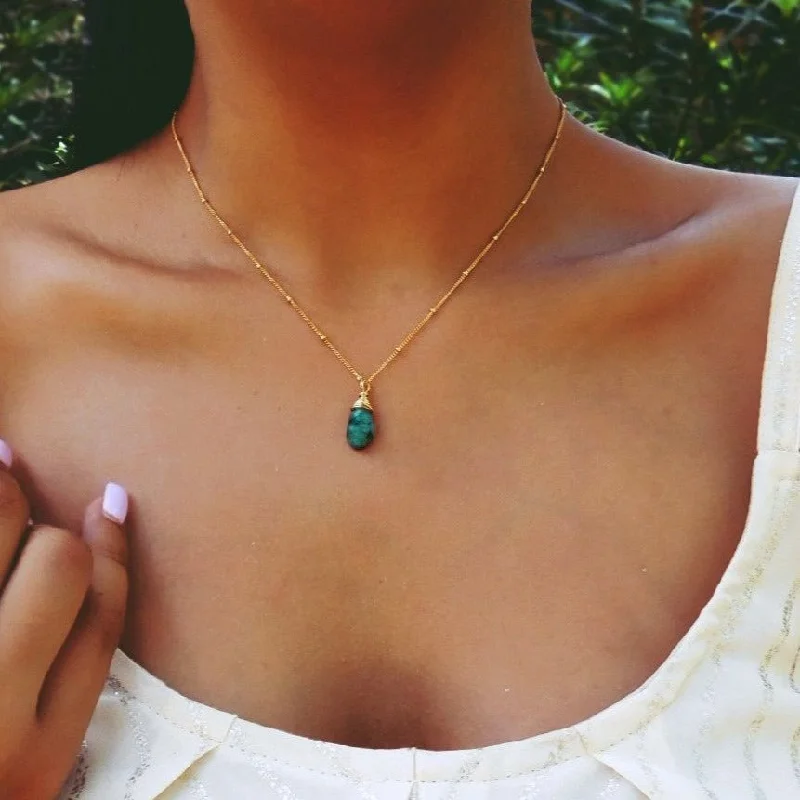 Stylish Necklace for Daily Wear-Raw Emerald Drop Necklace