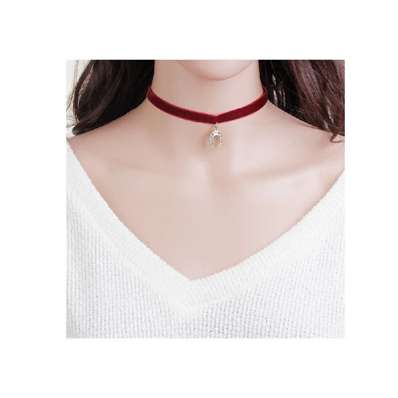 Choker Necklace with Charm-Sexy Sparkles Velvet Wine Red Luck Horseshoe Choker Necklace for Women Girls Gothic Choker Bolo Tie Corset Lace Chokers